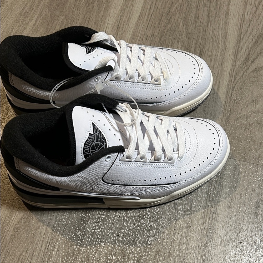 Jordan Boys White and Black Sneakers - Picture 4 of 10